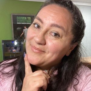 Meet your Posher, Adela